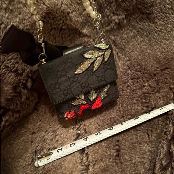 Elegant Black and Red Floral Women's Gucci wristlet - Picture 11 of 11